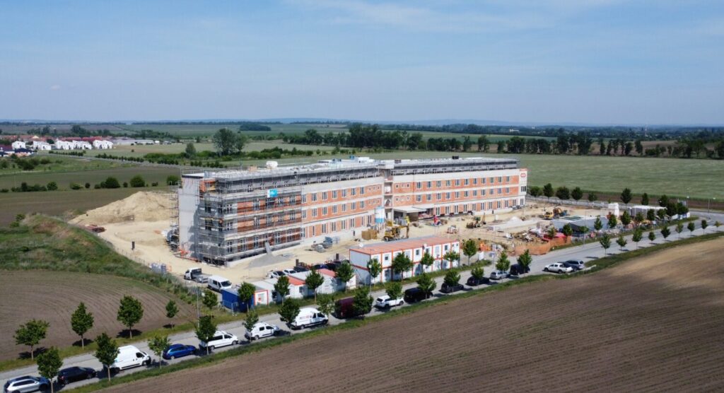 Výstavba Sanatoria Pálava vstupuje do další etapy: po dokončení střechy jsou na řadě interiérové rozvody technologií